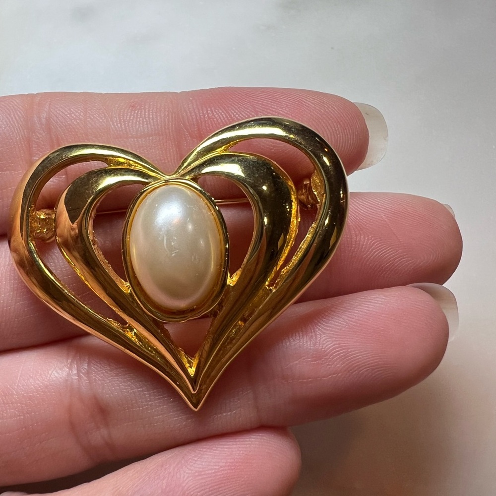 Vintage Gold Tone Heart Brooch Faux Pearl Center Romantic Statement Pin - Picture 2 of 4